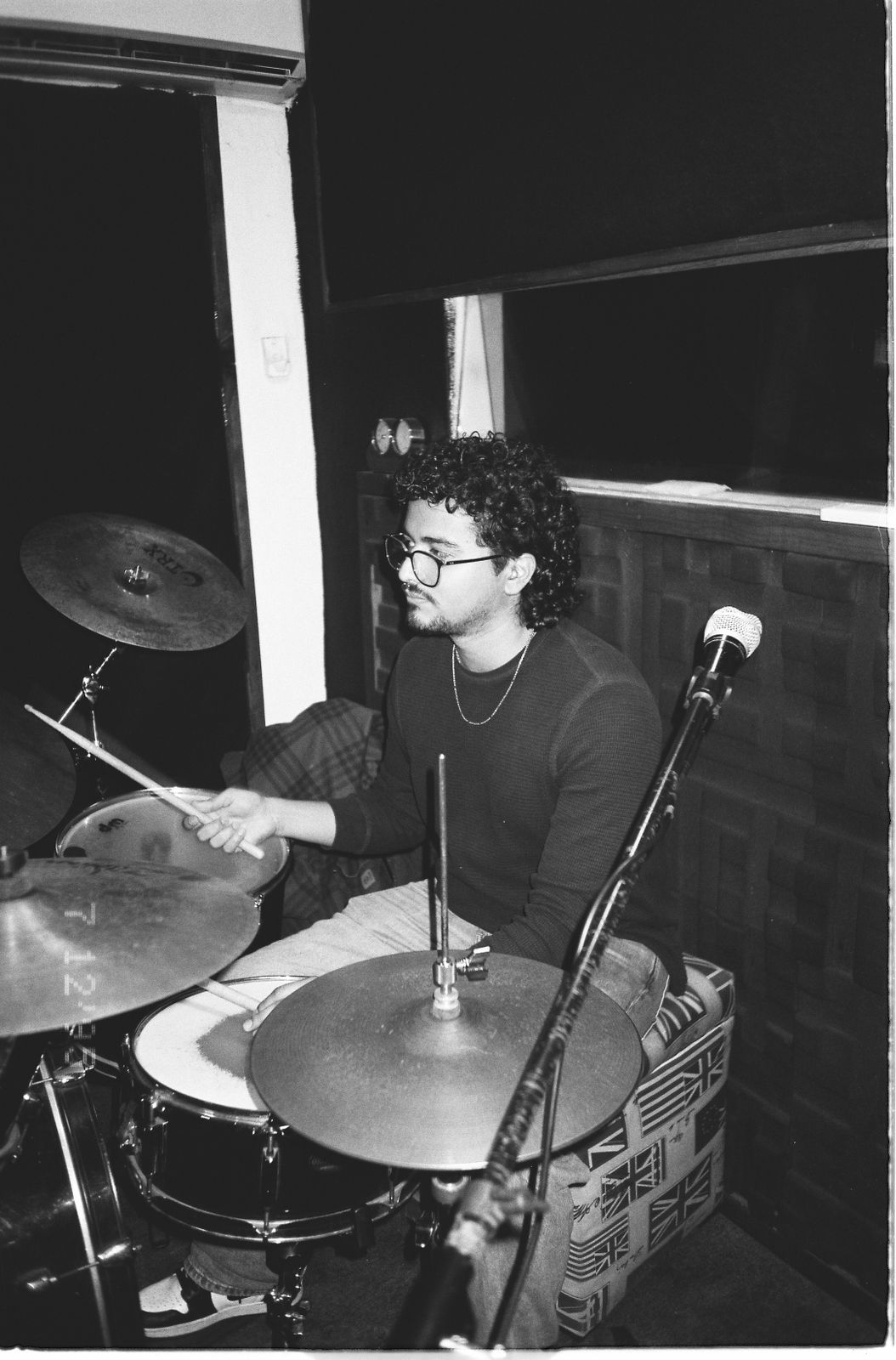 Arturo tocando la batería